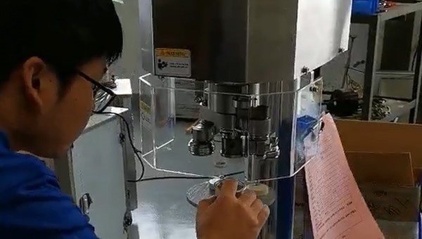 半自動(dòng)封罐機(jī)